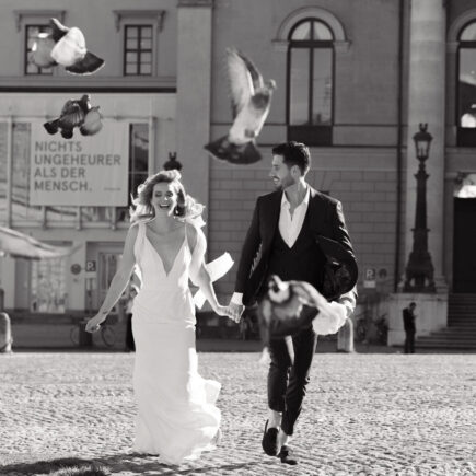 Hochzeitspaar in München, Hochzeitsplanung, Opernplatz mit Tauben