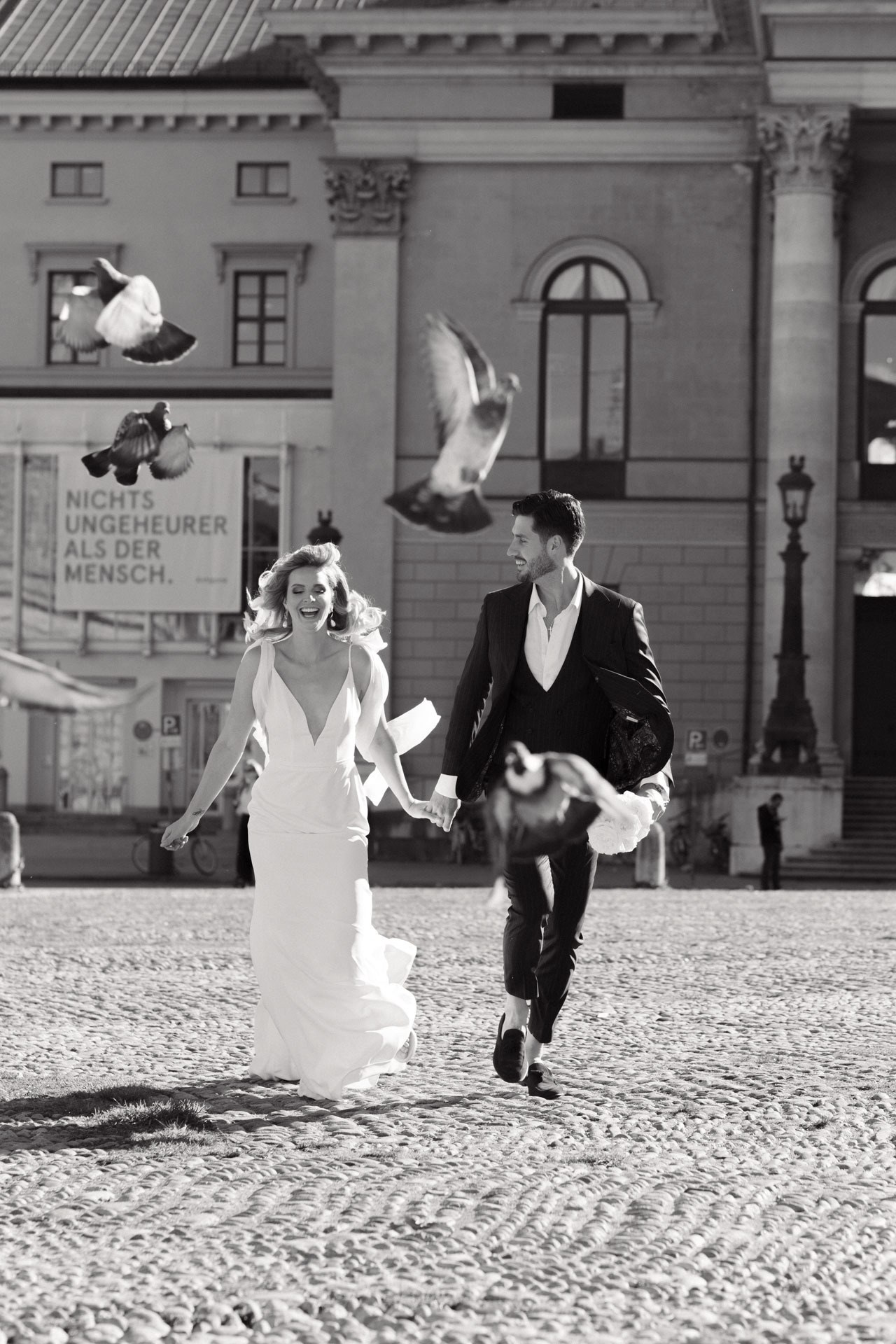 Hochzeitspaar in München, Hochzeitsplanung, Opernplatz mit Tauben